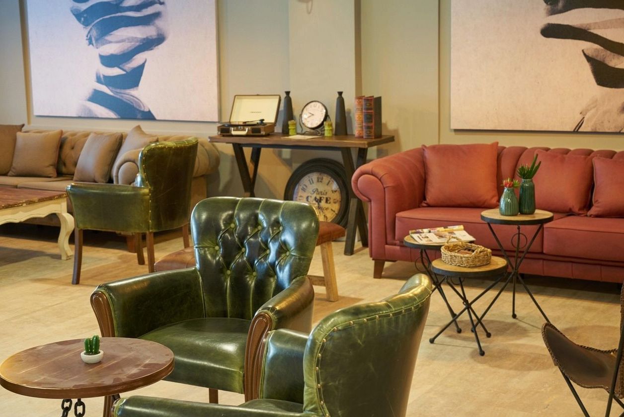 Entrée du casino-boutique Le Jade Impérial à Tanjong Pagar, enseigne « Le Jade Impérial » en lettres de laiton sur céramique verte